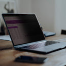 StarTech.com Filtre de Confidentialité pour MacBook Pro M1/M2 de 13,3 Pouces, Filtre Antireflet/Anti Lumière Bleue, Protection d'Écran, Angle de Vue de +/- 30 Degrés, Rabattable